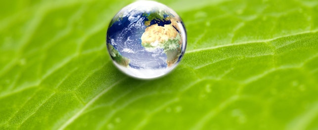 Mimo kluczowej roli wody w życiu codziennym i równowadze ekosystemów, wciąż marnujemy ją na masową skalę.